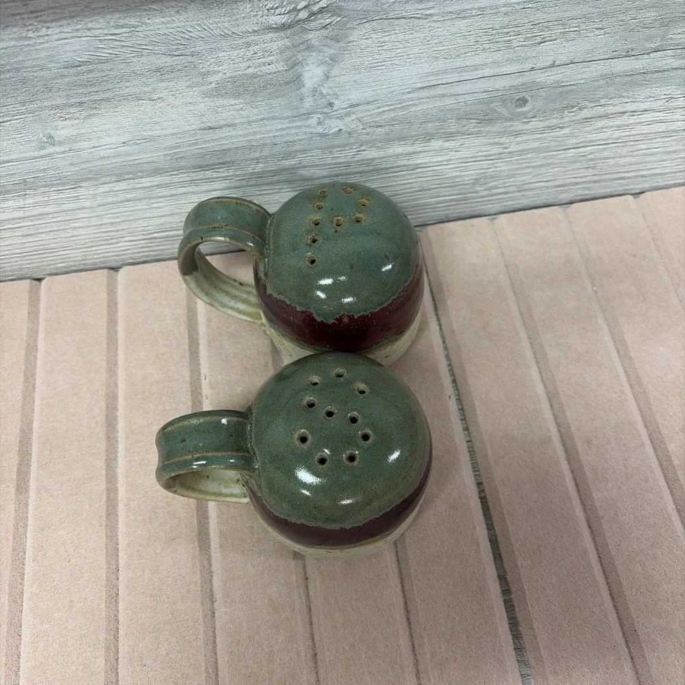 Art Pottery Glazed Over Speckled Stoneware Salt And Pepper Shakers (C7)